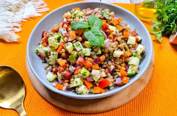 Alimentação Natural Barata: Como Comer Bem Gastando Pouco em 2026 receita-2-Salada-de-Lentilha-com-Legumes-e-Ovo-Cozido.