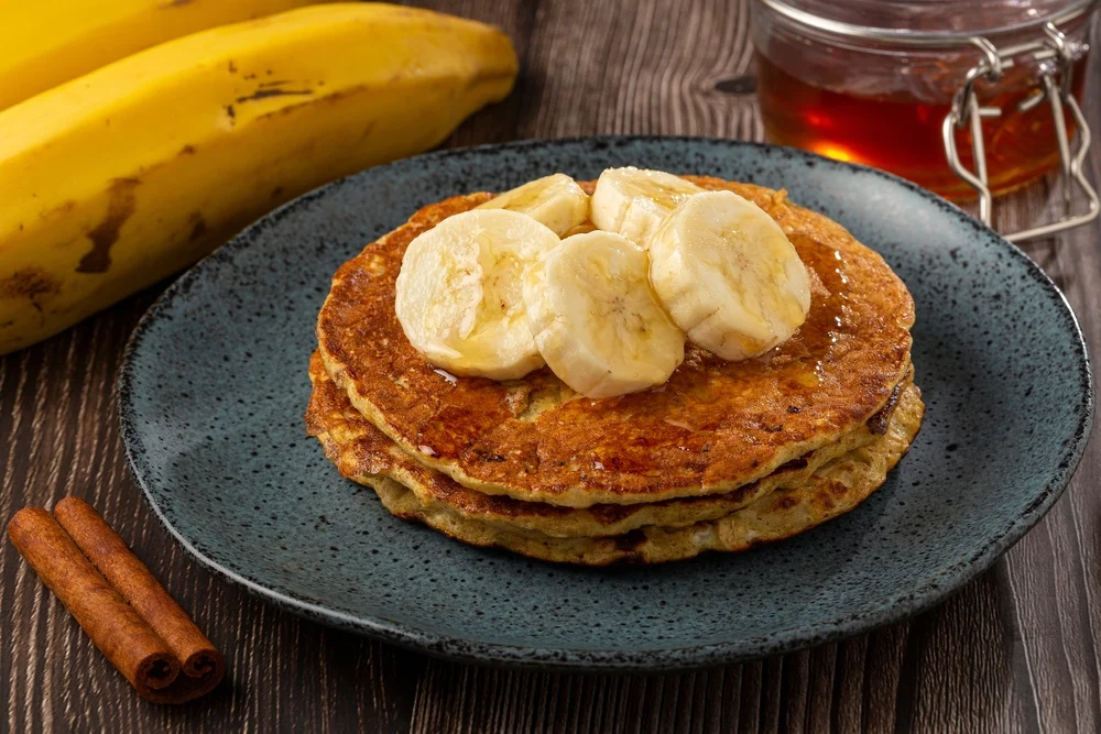 Alimentação Natural Barata: Como Comer Bem Gastando Pouco em 2026 receita-3-Panqueca-de-Banana-com-Aveia-e-Ovo.