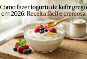 Tigela com iogurte grego de kefir, frutas e mel. No topo, o texto "Como fazer iogurte de kefir grego em 2026: Receita fácil e cremosa".
