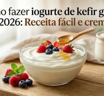 Tigela com iogurte grego de kefir, frutas e mel. No topo, o texto "Como fazer iogurte de kefir grego em 2026: Receita fácil e cremosa".