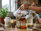 Imagem dividida entre o erro e o correto no cultivo de kombucha e kefir, mostrando potes contaminados com mofo e recipientes limpos e saudáveis.