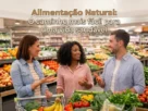 Três pessoas sorrindo no mercado com o título "Alimentação Natural: O caminho mais fácil para uma vida saudável" escrito em letras marrons sobre eles.
