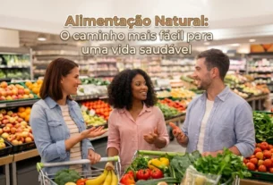 Três pessoas sorrindo no mercado com o título "Alimentação Natural: O caminho mais fácil para uma vida saudável" escrito em letras marrons sobre eles.