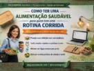 Alimentação Saudável. Mulher sorrindo na cozinha organizando recipientes com comida saudável, demonstrando praticidade e planejamento alimentar para uma rotina bem corrida.