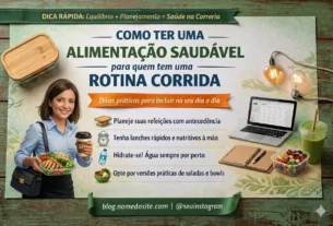Alimentação Saudável. Mulher sorrindo na cozinha organizando recipientes com comida saudável, demonstrando praticidade e planejamento alimentar para uma rotina bem corrida.